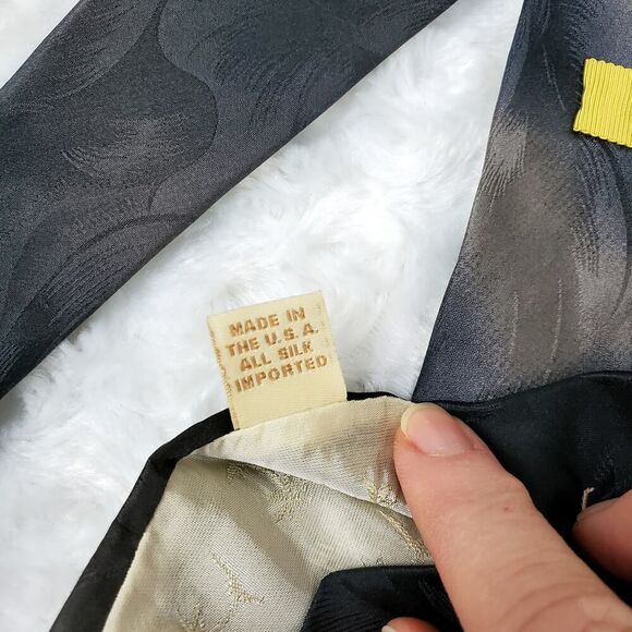 Tommy Bahama Feather Print Silk Tie Gray Red - Picture 8 of 8